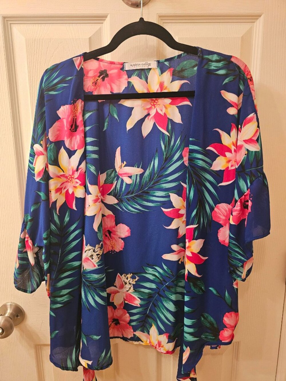 NWOT Modern Vintage Medium Floral Kimono